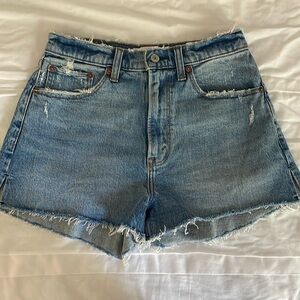 NEW with tags - Abercrombie: The Mom Short High Rise Curve Love Size 27/4
